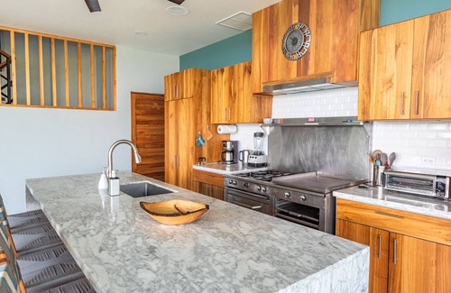 Manuel Antonio Villa | Neue Luxusvilla mit Meerblick, nah an allem und für bis zu 28 Personen