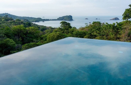 Manuel Antonio Villa | Neue Luxusvilla mit Meerblick, nah an allem und für bis zu 28 Personen