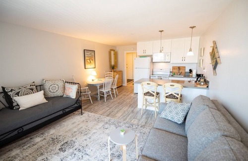 Carpinteria Eigentumswohnung | NEW! Beach Studio w/Private Ocean View Balcony #235