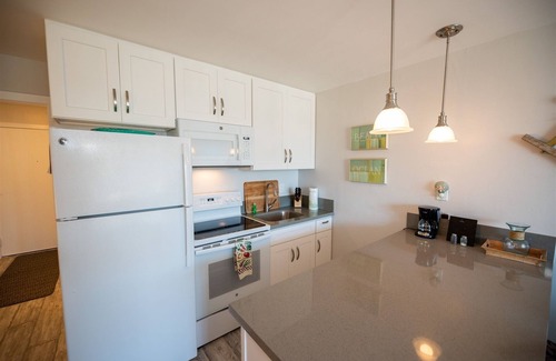 Carpinteria Eigentumswohnung | NEW! Beach Studio w/Private Ocean View Balcony #235