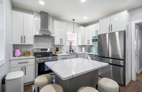 North Mayfair Haus | New! Beautiful 7BD Home - Sleeps 15 + 2 Car Garage