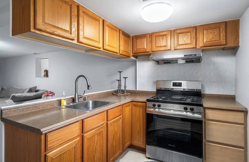 North Mayfair Haus | New! Beautiful 7BD Home - Sleeps 15 + 2 Car Garage