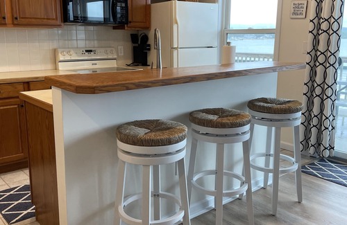 Onekama Eigentumswohnung | NEW - Beautiful Condo on Portage Lake and Steps from Lake Michigan