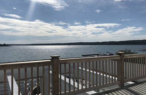 Onekama Eigentumswohnung | NEW - Beautiful Condo on Portage Lake and Steps from Lake Michigan