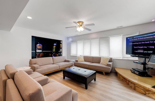 Bensenville Haus | New! Bensenville Hidden Haven - Pool/Arcade/Sauna