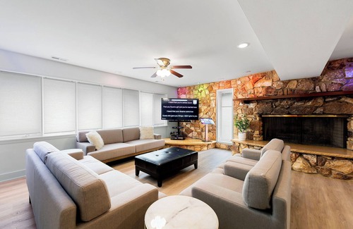 Bensenville Haus | New! Bensenville Hidden Haven - Pool/Arcade/Sauna