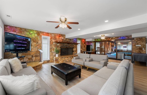 Bensenville Haus | New! Bensenville Hidden Haven - Pool/Arcade/Sauna