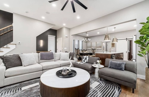 Italian Village Haus | High End New Build, Rooftop Hot Tub, City Views!