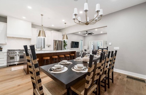 Italian Village Haus | High End New Build, Rooftop Hot Tub, City Views!