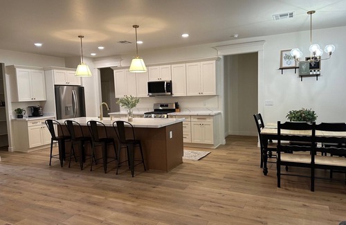 Thatcher Haus | NEW BUILD Spacious 4-bedroom house with great location- sleeps 10