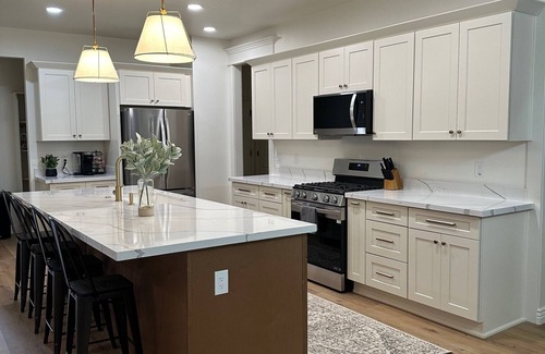 Thatcher Haus | NEW BUILD Spacious 4-bedroom house with great location- sleeps 10