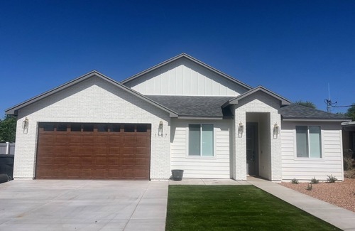 Thatcher Haus | NEW BUILD Spacious 4-bedroom house with great location- sleeps 10