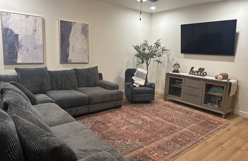 Thatcher Haus | NEW BUILD Spacious 4-bedroom house with great location- sleeps 10