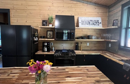 Clayton Kabine | NEW! CAPER Treehouse: modern cabin-HOT TUB VIEWS!