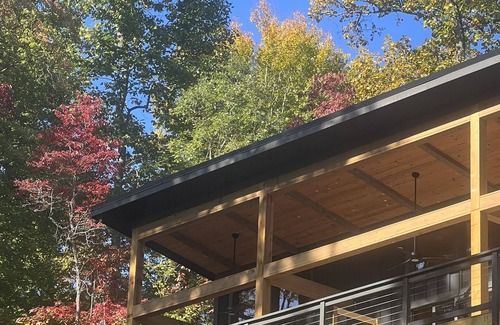 Clayton Kabine | NEW! CAPER Treehouse: modern cabin-HOT TUB VIEWS!