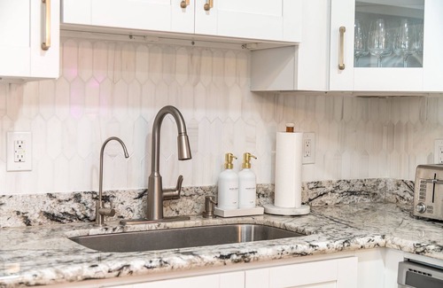 Middle River Terrace Haus | NEW ~ Casa Olita retreat w/pool table - 5 mins from the beach!