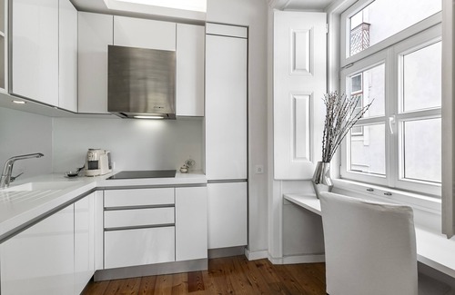 Bairro Alto Haus | NEW! Charm that's difficult to resist. W/ garage.