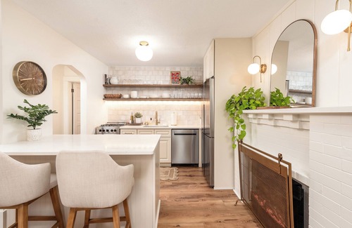 Midland Wohnung | NEW - Charming 1 Bed Historical Home - Steps to Downtown Midland