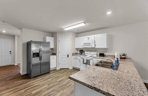 Winston - Salem Haus | NEW, Clean, Modern! 4 bed Cozy Home Close To DWNTN