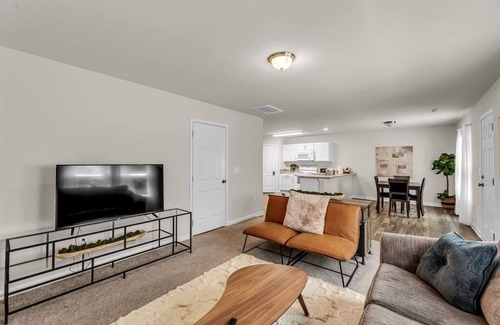 Winston - Salem Haus | NEW, Clean, Modern! 4 bed Cozy Home Close To DWNTN