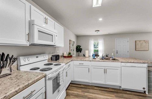 Winston - Salem Haus | NEW, Clean, Modern! 4 bed Cozy Home Close To DWNTN