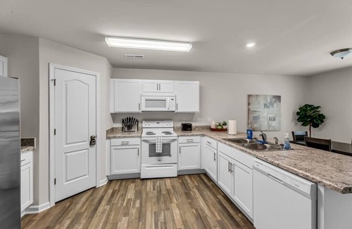 Winston - Salem Haus | NEW, Clean, Modern! 4 bed Cozy Home Close To DWNTN