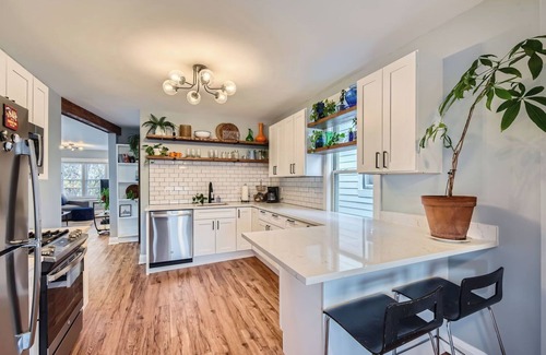 Irving Park East Wohnung | NEW, clean & sunny, 2bd, private deck, 15min to Wrigley!