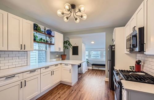 Irving Park East Wohnung | NEW, clean & sunny, 2bd, private deck, 15min to Wrigley!