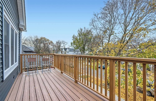 Irving Park East Wohnung | NEW, clean & sunny, 2bd, private deck, 15min to Wrigley!