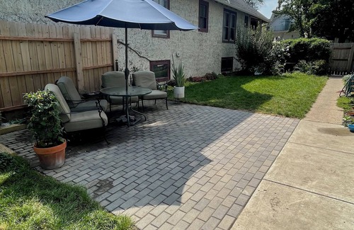 Irving Park East Wohnung | NEW, clean & sunny, 2bd, private deck, 15min to Wrigley!