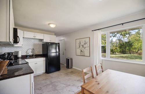 Buckroe Beach Haus | NEW! Comfy Coastal Getaway with Modern Comforts