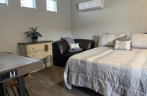 Hurricane Wohnung | New Comfy Cozy Casita near the Lakes, Dunes & Golfing! Perfect Couples Getaway!