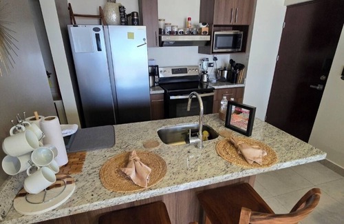Desamparados Eigentumswohnung | New, 2.8 km from SJO airport, 3 bedrooms, pool, A/C, WiFi, netflix, free parking