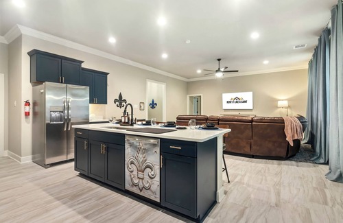 Lake Charles Haus | New Const 3 King Beds