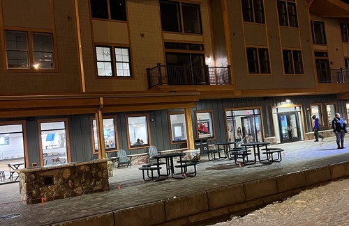 North Conway Eigentumswohnung | New construction Fairbank Lodge 2-story slope-side ski-in / ski-out unit