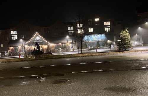 North Conway Eigentumswohnung | New construction Fairbank Lodge 2-story slope-side ski-in / ski-out unit