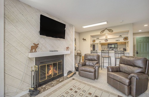 Bellaire Eigentumswohnung | New!! Cozy Condo w/ Fireplace & Lake Views at Summit Village