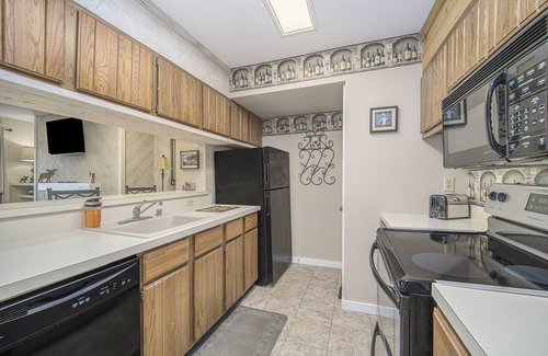 Bellaire Eigentumswohnung | New!! Cozy Condo w/ Fireplace & Lake Views at Summit Village