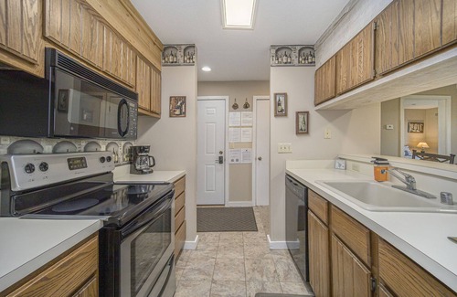 Bellaire Eigentumswohnung | New!! Cozy Condo w/ Fireplace & Lake Views at Summit Village