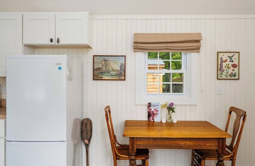 Northport Hütte | NEW cozy cottage a short walk to Northport and Lake Michigan!