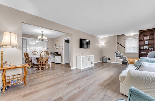 Cuyahoga Falls Haus | NEW! Cozy house on quiet street, near CVNP, Boston Mills.