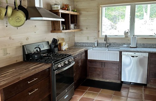 Ellsworth Kabine | NEW custom cabin on private cove! Gateway to Acadia! 3 acres! Family friendly!