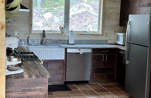 Ellsworth Kabine | NEW custom cabin on private cove! Gateway to Acadia! 3 acres! Family friendly!