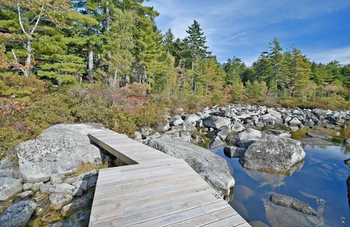 Ellsworth Kabine | NEW custom cabin on private cove! Gateway to Acadia! 3 acres! Family friendly!