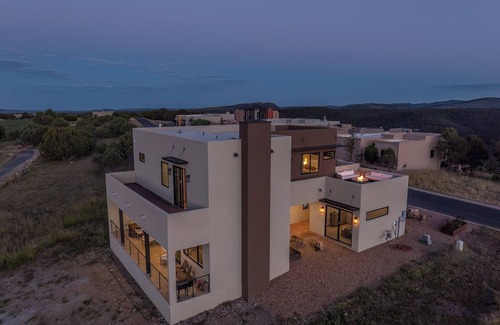 Alto Haus | New Custom Home with 360 mountain views sitting on #1 golf course in NM!