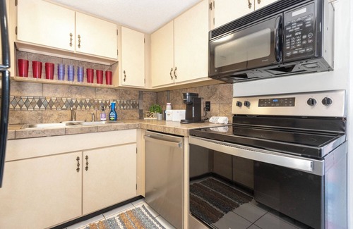 Daytona Beach Wohnung | Beach in 8 Minutes-Smart TVs-Free Parking-Speedway-Hospitals in Mins