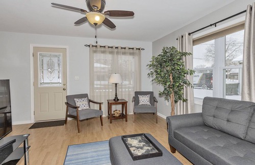 Twin Lakes Hütte | New Fire Pit 🔥 - 15 minutes to Lake Geneva