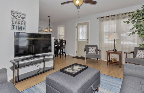 Twin Lakes Hütte | New Fire Pit 🔥 - 15 minutes to Lake Geneva