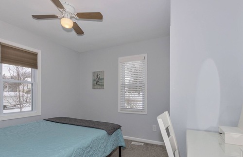 Twin Lakes Hütte | New Fire Pit 🔥 - 15 minutes to Lake Geneva