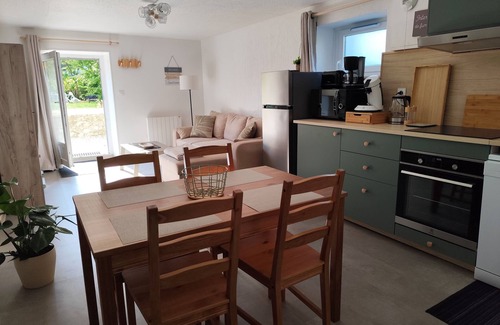 Paroisse Notre-Dame Wohnung | New furnished apartment with terrace and private parking.